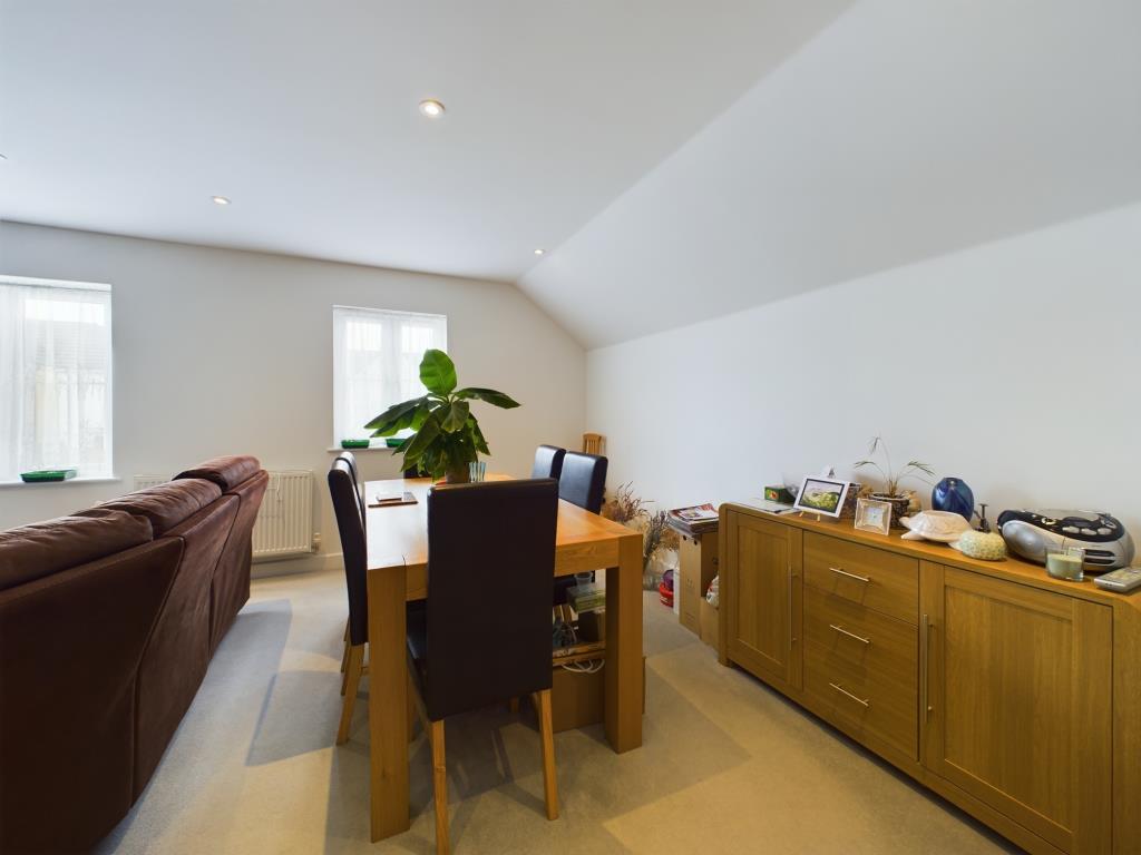 Lot: 6 - WELL PRESENTED TWO-BEDROOM COACH HOUSE - Dining area